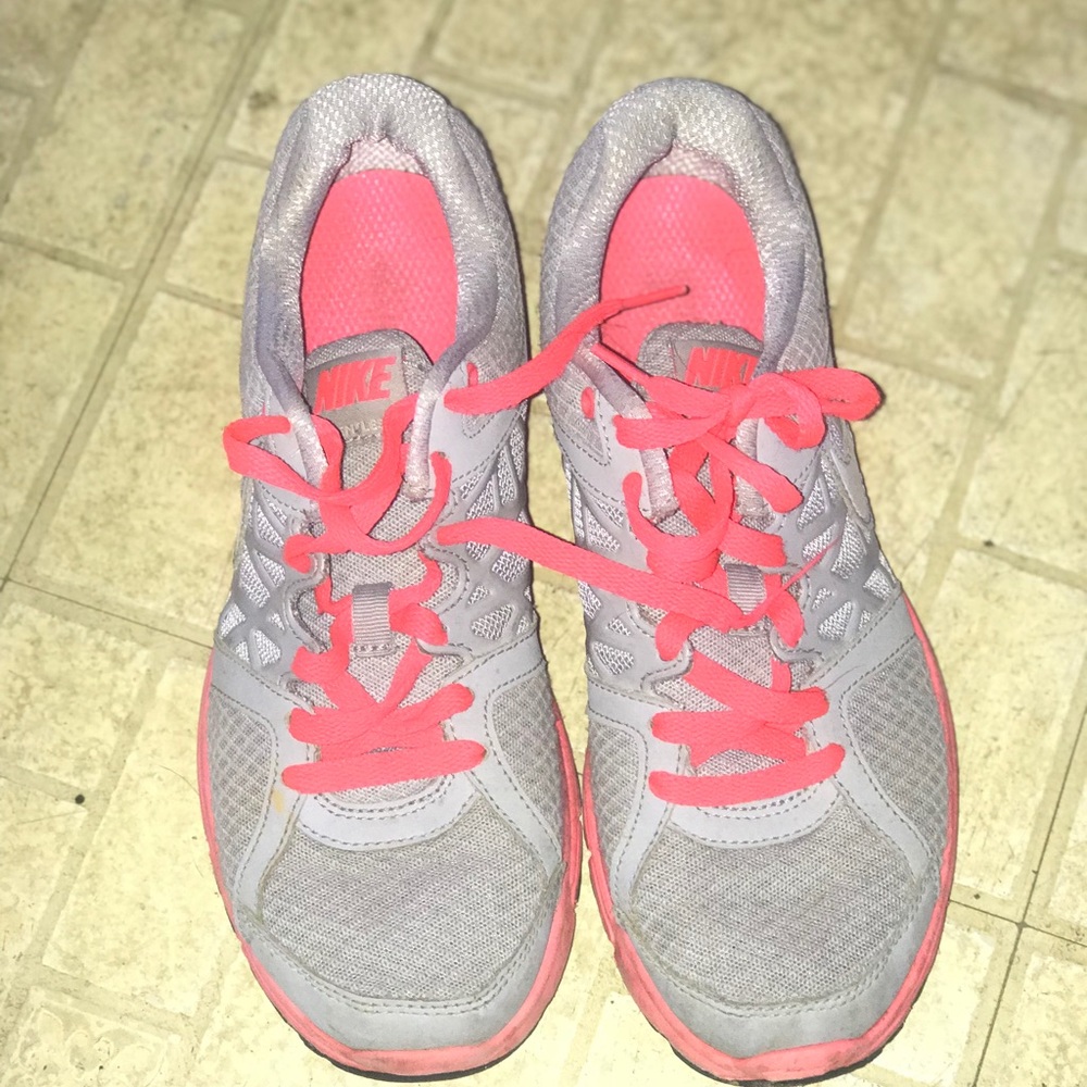 NIKE Woman 8.5 Running Shoes - Grey/Pink